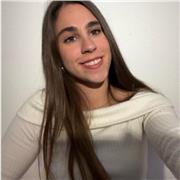 Soy graduada en Bioquímica y actualmente estoy cursando el Máster de Formación del Profesorado. Me defino como una persona curiosa